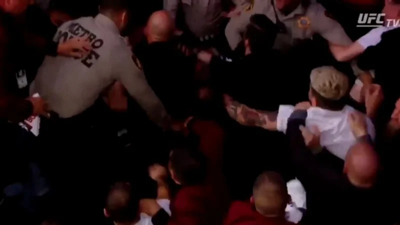 UFC: El regreso de McGregor terminó en una salvaje batalla campal