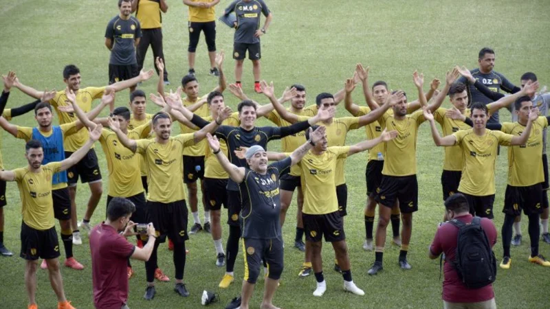 Maradona volvió a ganar y metió otro bailecito de  cábala