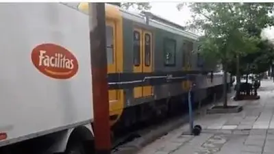 Formación de subte salió a la superficie, chocó autos y causó caos de tránsito Formación de subte salió a la superficie, chocó autos y causó caos de tránsito