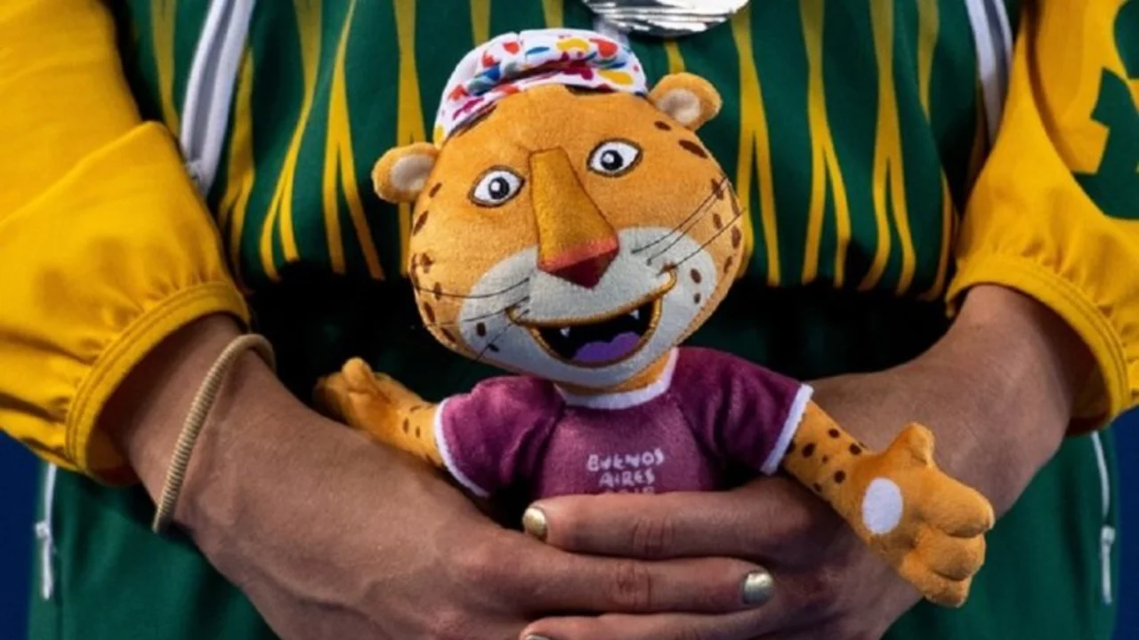 Por irregularidades, prohibieron la venta de peluches de los JJOO de la Juventud