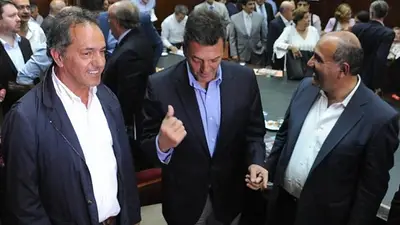 Scioli, Massa y Pichetto, juntos en un acto por el 17 de octubre en Tucumán Scioli, Massa y Pichetto, juntos en un acto por el 17 de octubre en Tucumán