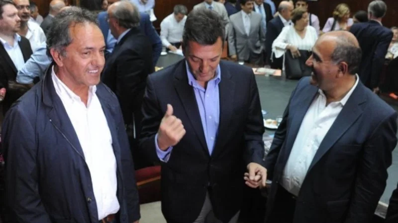 Scioli, Massa y Pichetto, juntos en un acto por el 17 de octubre en Tucumán