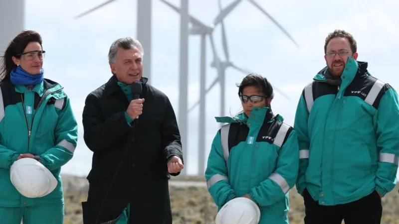 Macri pidió que los trabajadores no cobren de más, a una semana de regalarle millones a las gasíferas