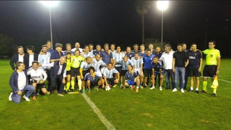 En medio de la crisis, Macri jugó al fútbol en Olivos con Riquelme y otras glorias de Boca