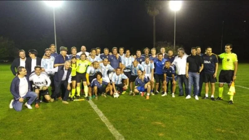 En medio de la crisis, Macri jugó al fútbol en Olivos con Riquelme y otras glorias de Boca