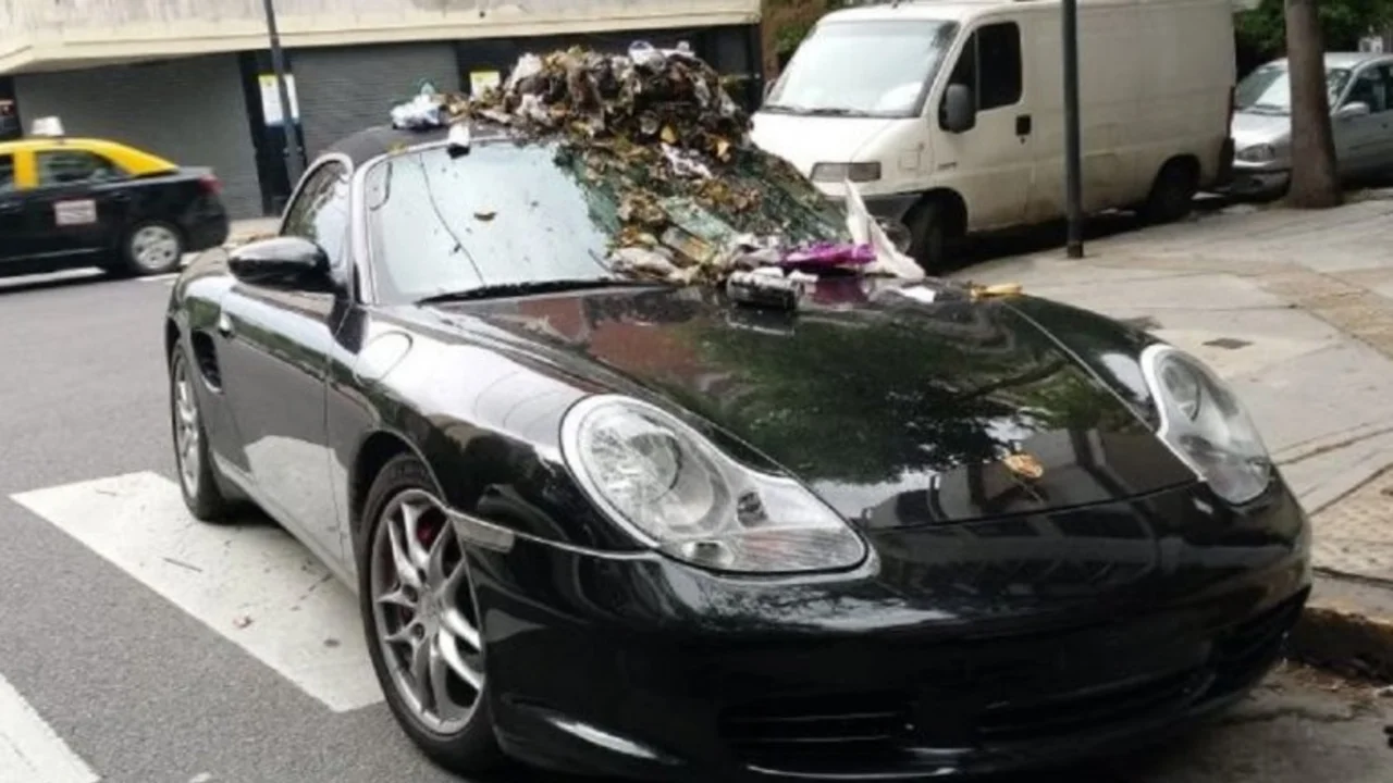 Ciudad: dejó su Porsche mal estacionado y se lo llenaron de basura