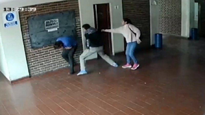 Un padre le dio una golpiza a un preceptor que abusó sexualmente de su hija
