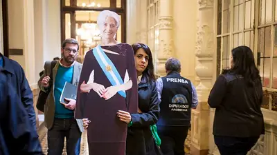 Presupuesto 2019: Victoria Donda llegó al Congreso con una maqueta de Lagarde Presupuesto 2019: Victoria Donda llegó al Congreso con una maqueta de Lagarde