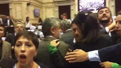 Presupuesto del FMI: gritos y forcejeos entre diputados del oficialismo y la oposición Presupuesto del FMI: gritos y forcejeos entre diputados del oficialismo y la oposición