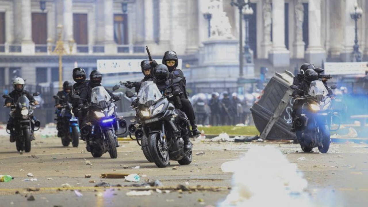 Infiltrados arrojaron piedras y la Policía reprimió con balas de goma