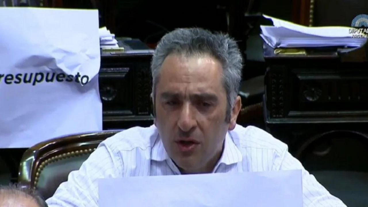 Larroque habló después de ser reprimido y pidió levantar la sesión