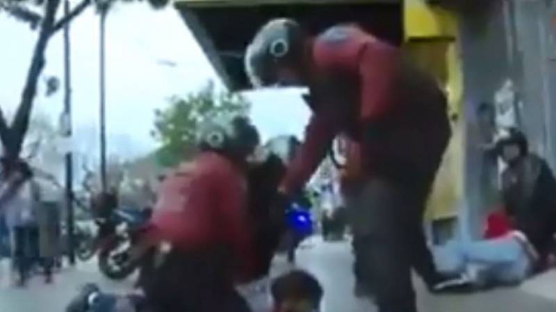 El momento en que un policía le plantó una barreta a un detenido