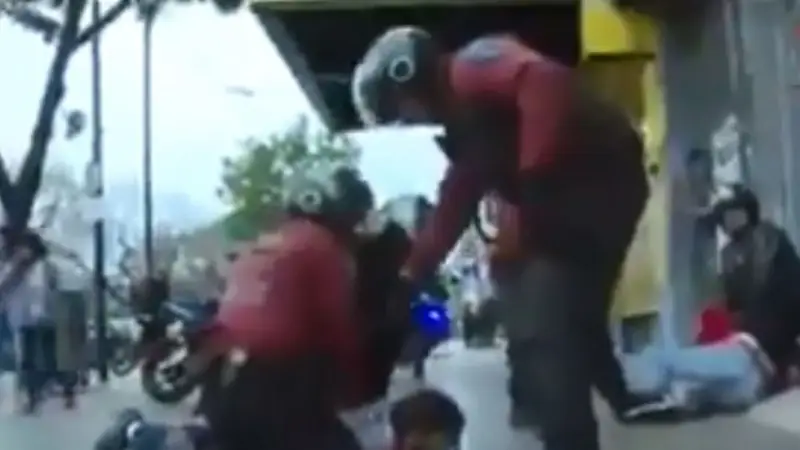 El momento en que un policía le plantó una barreta a un detenido