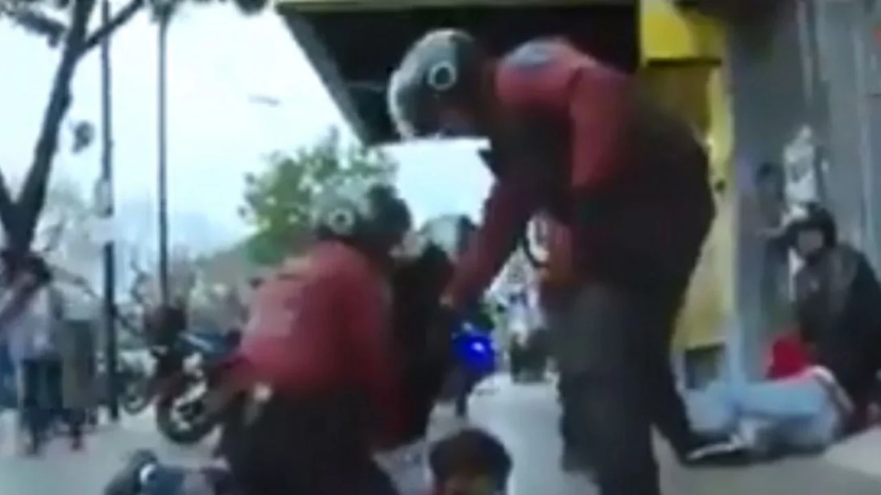 El momento en que un policía le plantó una barreta a un detenido