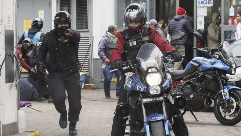Bochorno: un policía 'carancho' simuló un ataque para justificar la represión