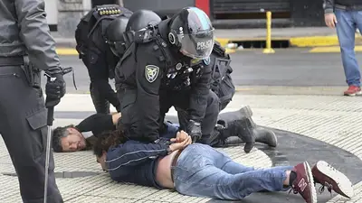 Habló uno de los detenidos tras la represión: "Estaba comprando ropa para mi hija y me detuvieron" Habló uno de los detenidos tras la represión: "Estaba comprando ropa para mi hija y me detuvieron"