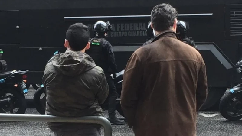 La foto de El Destape que prueba la presencia de policías de civil en la represión