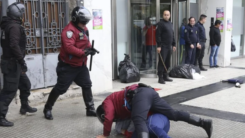 Para el Gobierno porteño, la barreta plantada a un detenido es una cuestión "semántica"