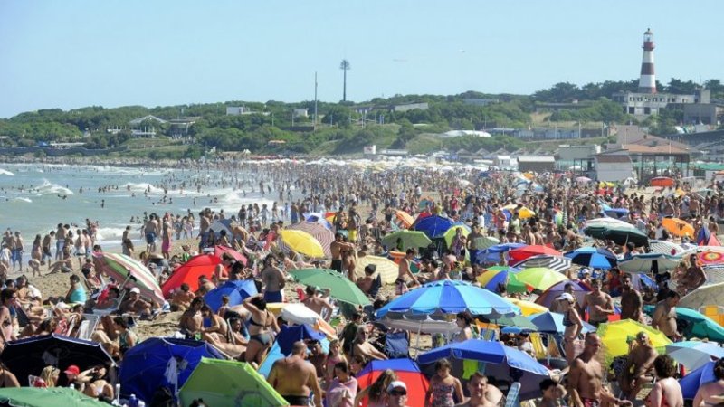Por la crisis, los alquileres en la costa están por las nubes y el consumo se desploma