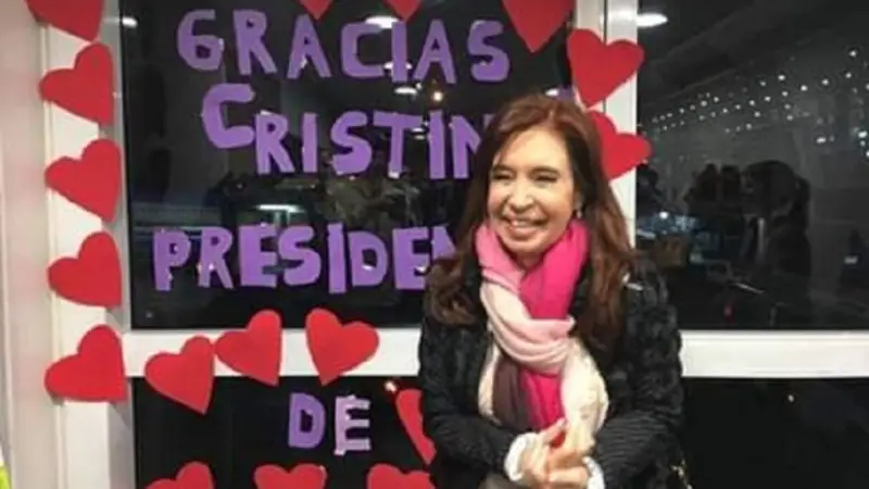 Así reaccionó Cristina Kirchner cuando vio el homenaje de empleados de Aeroparque