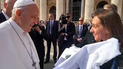 El papa Francisco firmó una remera del "Lujanazo" a referente de La Alameda El papa Francisco firmó una remera del "Lujanazo" a referente de La Alameda
