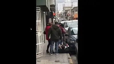 El video de la brutal agresión a Sergio Varisco, intendente de Cambiemos en Paraná El video de la brutal agresión a Sergio Varisco, intendente de Cambiemos en Paraná