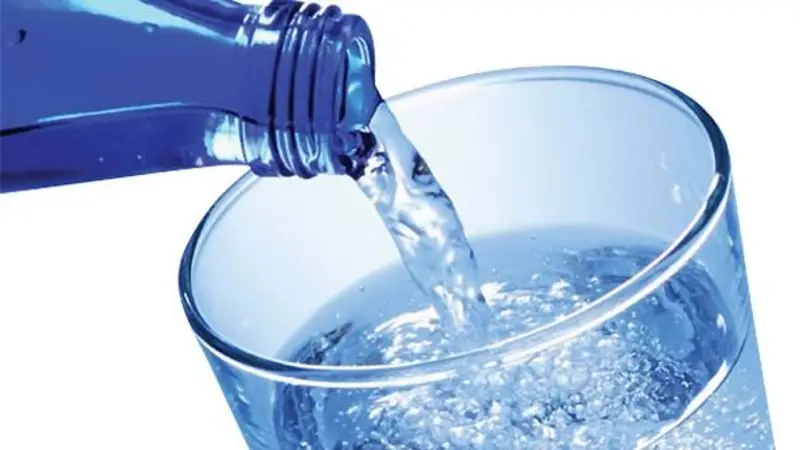 La ANMAT prohibió un agua mineral, leche en polvo, dulces y aceites