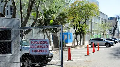 Vergüenza: hicieron un estacionamiento para los jueces de Comodoro Py que bloquea una escuela porteña Vergüenza: hicieron un estacionamiento para los jueces de Comodoro Py que bloquea una escuela porteña
