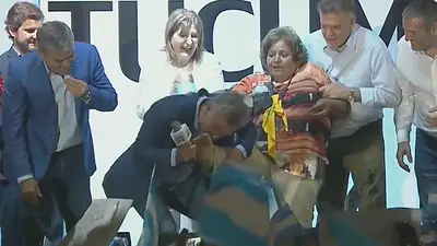 El oscuro pasado de la mujer a la que Macri le besó el pie en Tucumán: militante de un represor El oscuro pasado de la mujer a la que Macri le besó el pie en Tucumán: militante de un represor