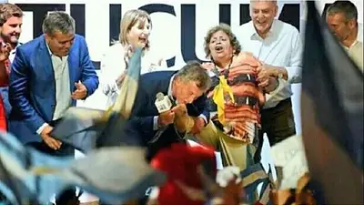 Habló la mujer a la que Mauricio Macri le besó el pie en la marcha del "Sí, se puede": "Fue el beso de la Patria" Habló la mujer a la que Mauricio Macri le besó el pie en la marcha del "Sí, se puede": "Fue el beso de la Patria"