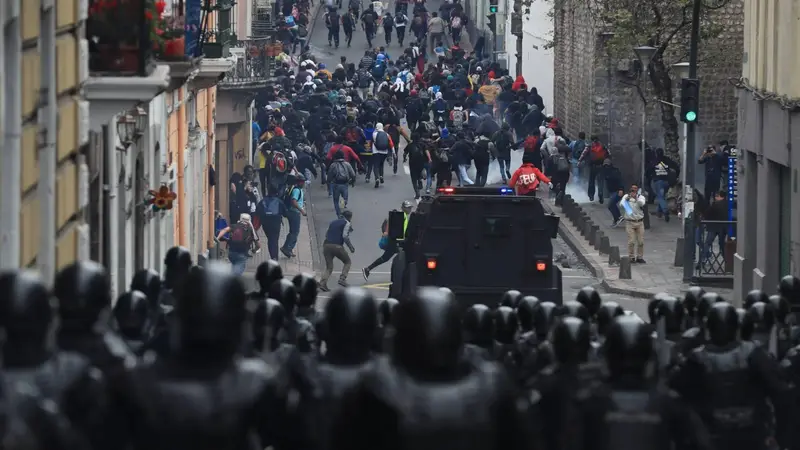 Crisis en Ecuador: el gobierno de Lenin Moreno declaró toque de queda y recrudecen las protestas y la represión
