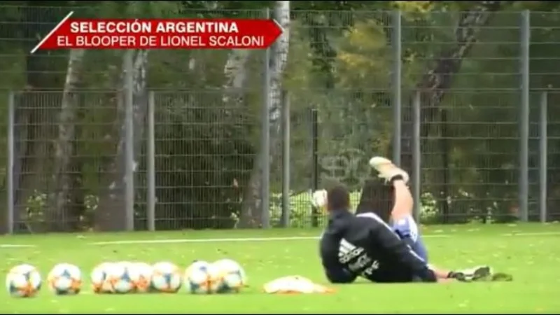 Insólito blooper: Lionel Scaloni quiso patear al arco y terminó en el piso durante el entrenamiento de la Selección