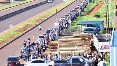 Un kilómetro de cola para conseguir trabajo en Misiones Un kilómetro de cola para conseguir trabajo en Misiones
