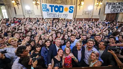 Alberto Fernández: "No chocamos con la misma piedra, sino que cada tanto los mismos toman el poder" Alberto Fernández: "No chocamos con la misma piedra, sino que cada tanto los mismos toman el poder"