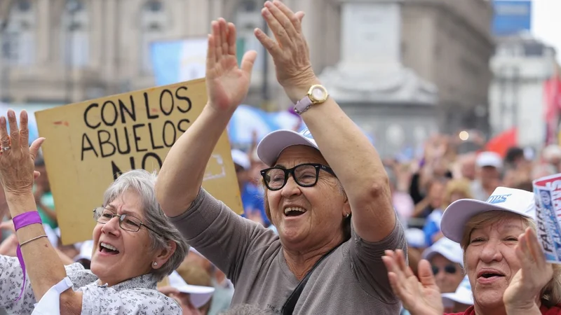 Los jubilados que cobran la mínima recibirán un aumento mayor al 30% en los primeros seis meses