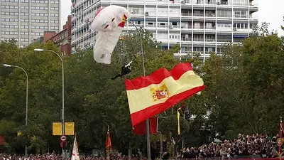 Un paracaidista quedó atascado en un poste de luz frente al rey de España Un paracaidista quedó atascado en un poste de luz frente al rey de España