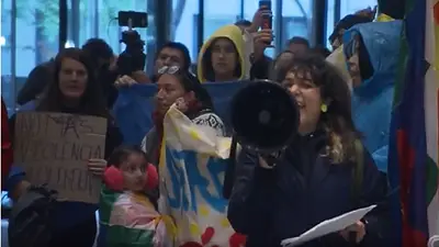 Ecuatorianos irrumpieron en las oficinas del FMI y los responsabilizaron por la crisis Ecuatorianos irrumpieron en las oficinas del FMI y los responsabilizaron por la crisis