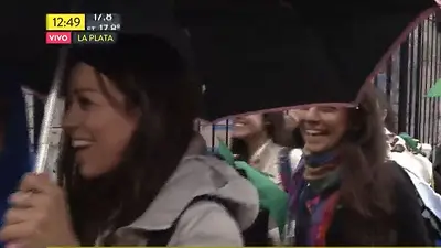 Mujeres cantaron "vamos a volver" en TN y cortaron el móvil en La Plata Mujeres cantaron "vamos a volver" en TN y cortaron el móvil en La Plata
