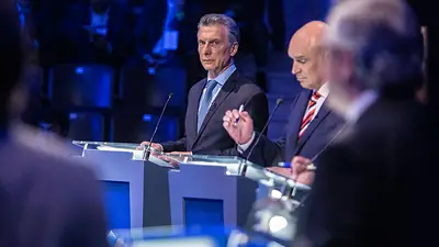 El comentario misógino de Macri sobre el kirchnerismo: "Es como si le dieras la tarjeta a tu mujer, ella gasta y un día te hipotecan tu casa" El comentario misógino de Macri sobre el kirchnerismo: "Es como si le dieras la tarjeta a tu mujer, ella gasta y un día te hipotecan tu casa"