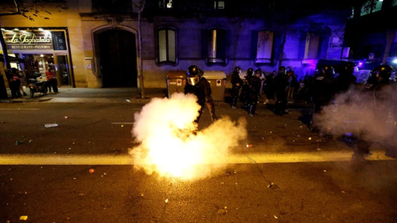 Otra ola de protestas y represión policial en Barcelona tras la condena a los dirigentes independentistas