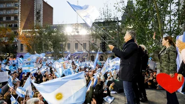La maniobra ilegal de Cambiemos para hacer campaña en el exterior