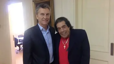 Murió "Cacho" Castaña: Mauricio Macri fue a despedir a su "amigo" y destacó que "supo disfrutar de la vida" Murió "Cacho" Castaña: Mauricio Macri fue a despedir a su "amigo" y destacó que "supo disfrutar de la vida"