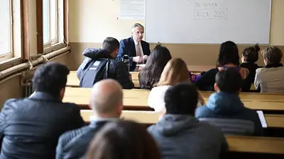 Elecciones 2019: A días de los comicios, Alberto Fernández tomó exámenes en la UBA Elecciones 2019: A días de los comicios, Alberto Fernández tomó exámenes en la UBA