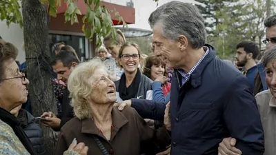 Mauricio Macri fue a un acto por la marcha del "Sí, se puede" y se burló de una jubilada por tener celular Mauricio Macri fue a un acto por la marcha del "Sí, se puede" y se burló de una jubilada por tener celular