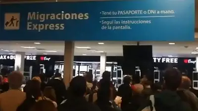 Una falla eléctrica generó problemas en el Aeropuerto de Ezeiza y los pasajeros pasaron sin hacer migraciones Una falla eléctrica generó problemas en el Aeropuerto de Ezeiza y los pasajeros pasaron sin hacer migraciones