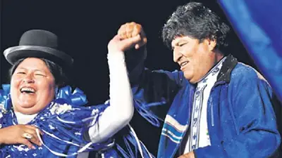 Elecciones en Bolivia: Evo Morales cerró su campaña con baile y le mandó un mensaje a los neoliberales Elecciones en Bolivia: Evo Morales cerró su campaña con baile y le mandó un mensaje a los neoliberales
