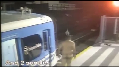 Un hombre se bajó desnudo del Tren Sarmiento y salió corriendo por las vías Un hombre se bajó desnudo del Tren Sarmiento y salió corriendo por las vías