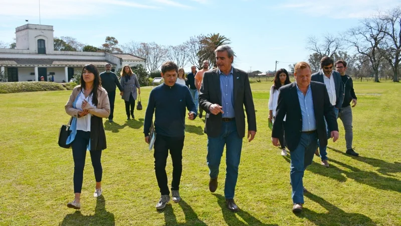 Axel Kicillof y Francisco Durañona recorrieron San Antonio de Areco y se reunieron con productores de la segunda sección Axel Kicillof y Francisco Durañona recorrieron San Antonio de Areco y se reunieron con productores de la segunda sección