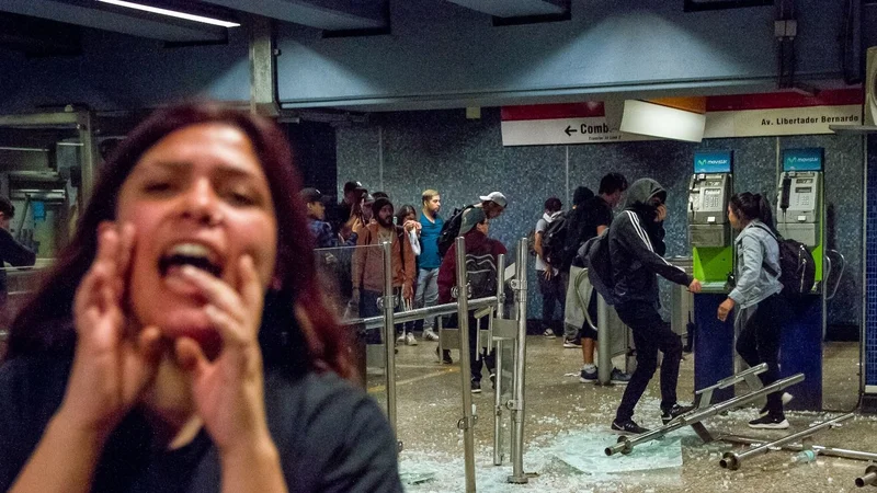 Chile: reprimen a estudiantes que protestan contra el aumento del subte