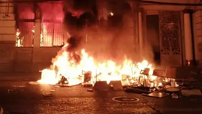 Toque de queda en Chile: incendian la sede del Mercurio de Valparaíso Toque de queda en Chile: incendian la sede del Mercurio de Valparaíso